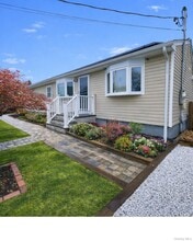 39 Musket Dr in Shirley, NY - Foto de edificio - Building Photo