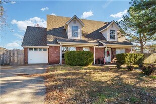 1402 Camellia Dr in Bentonville, AR - Building Photo