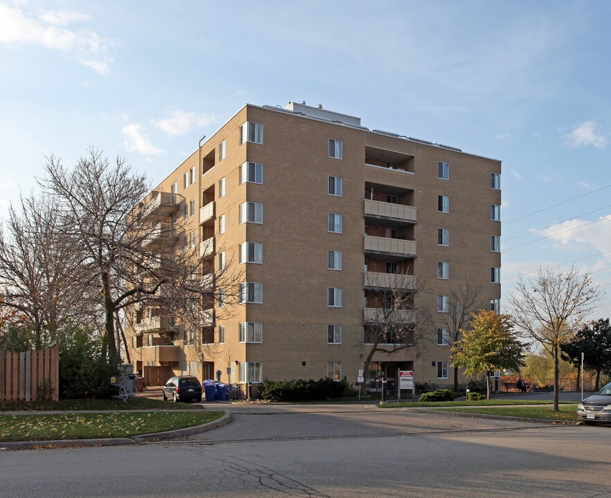 Wood Farm Manor in Whitby, ON - Building Photo