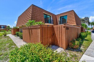 3900 SE County Line Rd in Jupiter, FL - Building Photo