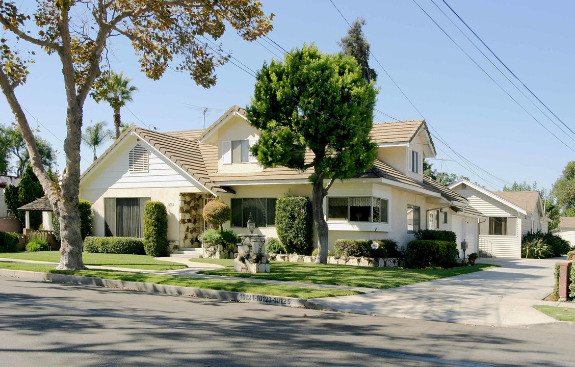 10121 Park St in Bellflower, CA - Building Photo