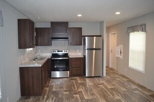 121 Garlington Cir in Waycross, GA - Building Photo