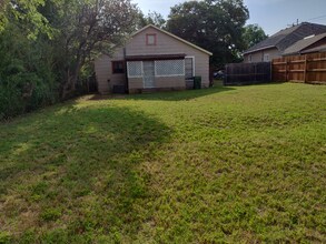 408 N Elm St in Arlington, TX - Building Photo - Building Photo