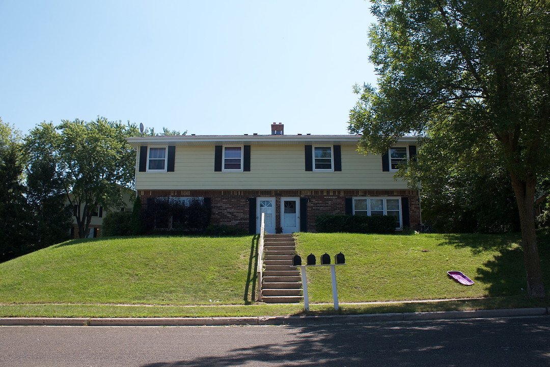 1947 Dixie Dr in Waukesha, WI - Foto de edificio