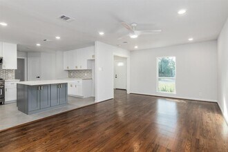 10402 Brinwood Dr in Houston, TX - Building Photo - Building Photo