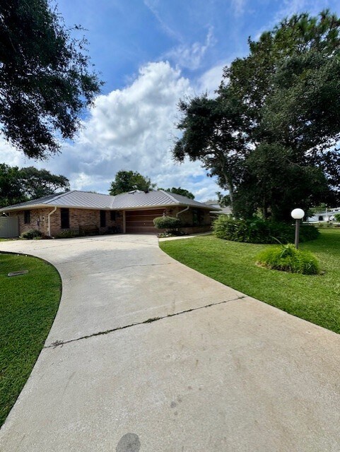 156 Live Oak Ct in New Smyrna Beach, FL - Building Photo