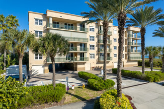 CAPE CLUB CONDO in Cape Canaveral, FL - Foto de edificio - Building Photo