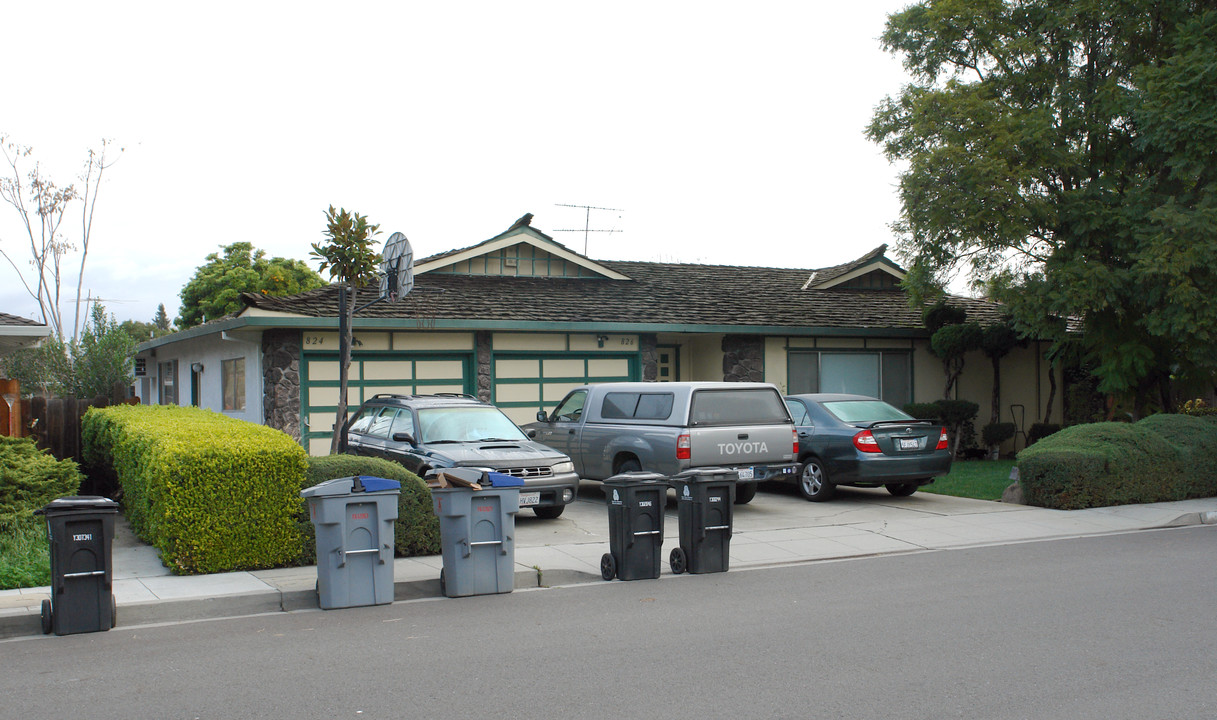 824 Moraga Dr in Mountain View, CA - Foto de edificio