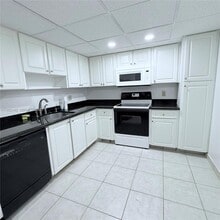 3980 Oaks Clubhouse Dr in Pompano Beach, FL - Building Photo - Building Photo