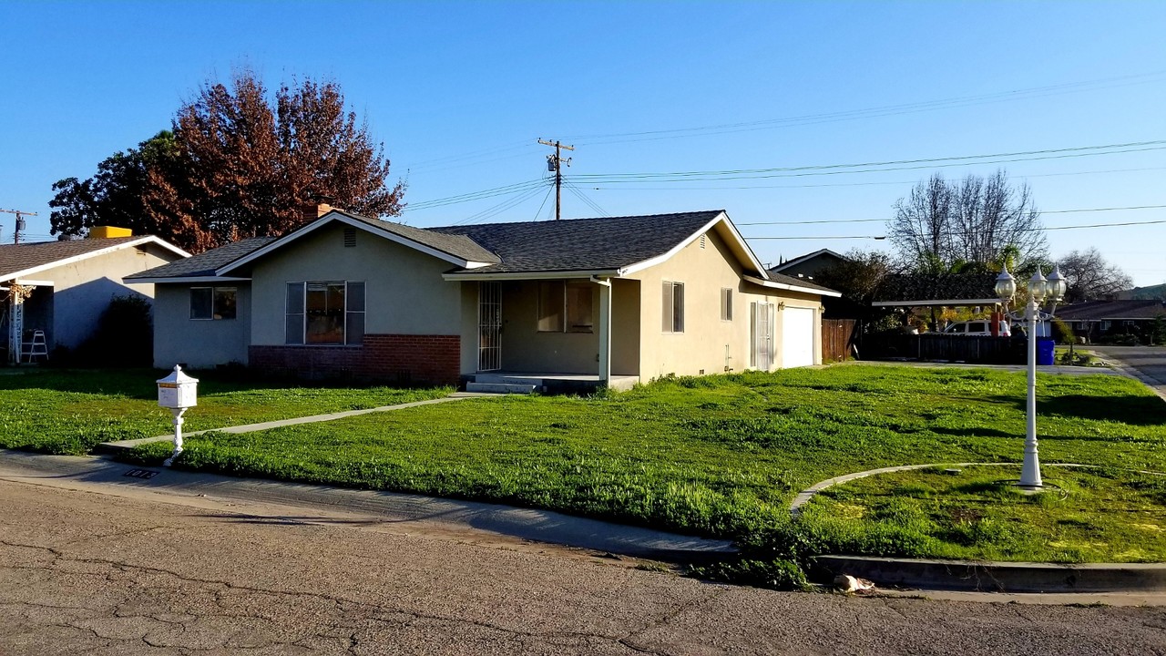 1013 E Vandalia Ave in Porterville, CA - Building Photo