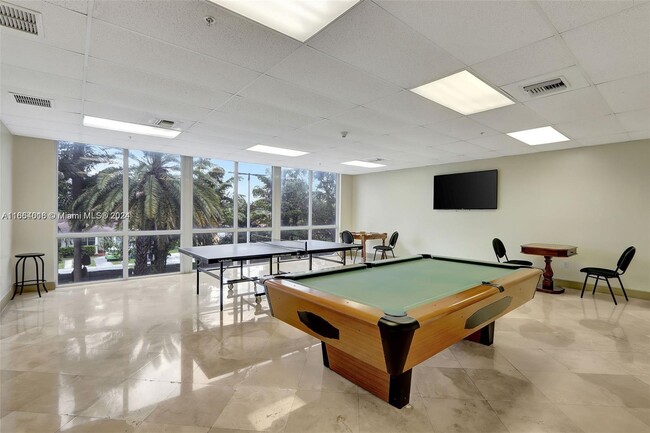 3500 Coral Way, Unit 708 in Coral Gables, FL - Foto de edificio - Building Photo