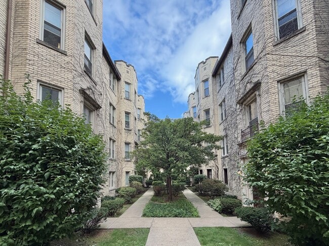 1426 Farwell W Ave, Unit 1 in Chicago, IL - Foto de edificio - Building Photo
