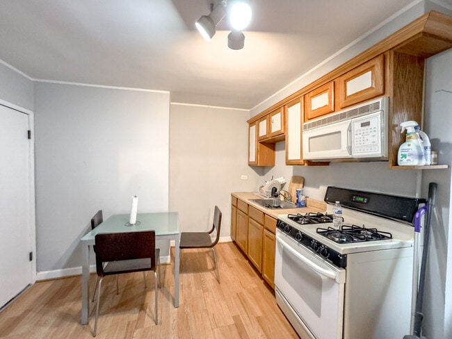 1653 W Superior St, Unit G02C in Chicago, IL - Building Photo - Building Photo