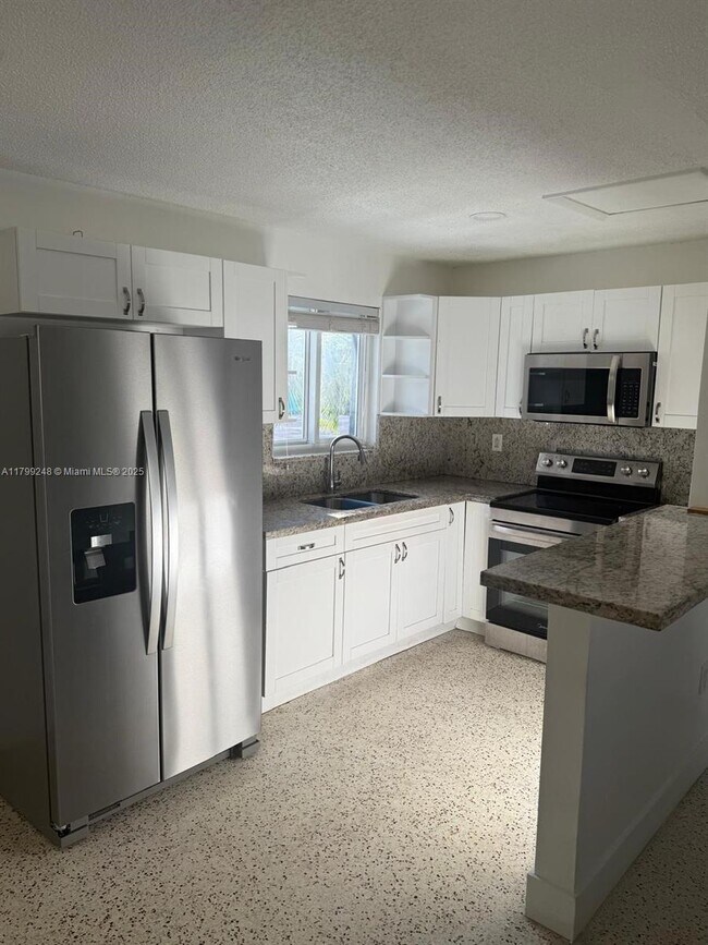 458 E 31st St in Hialeah, FL - Foto de edificio - Building Photo