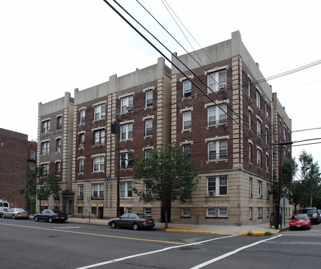 7509 Park Ave in North Bergen, NJ - Foto de edificio - Building Photo