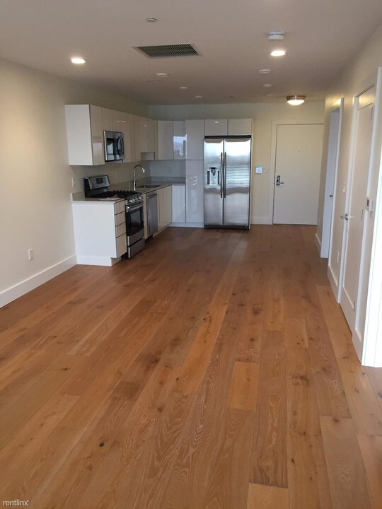 250 Meridian St-Unit -Unit 403 in Boston, MA - Building Photo