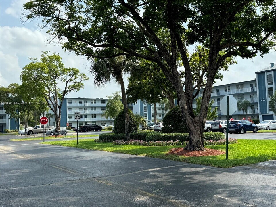 7610 NW 18th St in Margate, FL - Building Photo