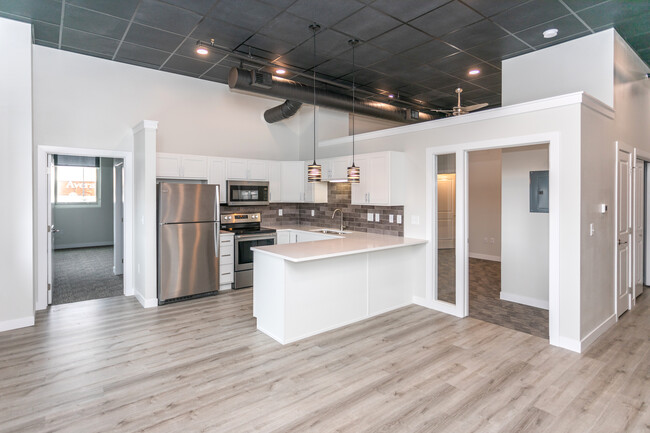 Shriver Square - Lavish Living in Sioux Falls, SD - Building Photo - Interior Photo