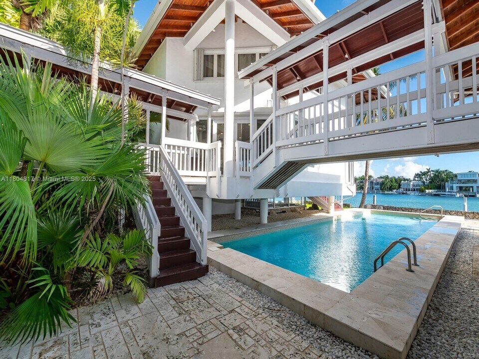 655 N Mashta Dr in Key Biscayne, FL - Building Photo