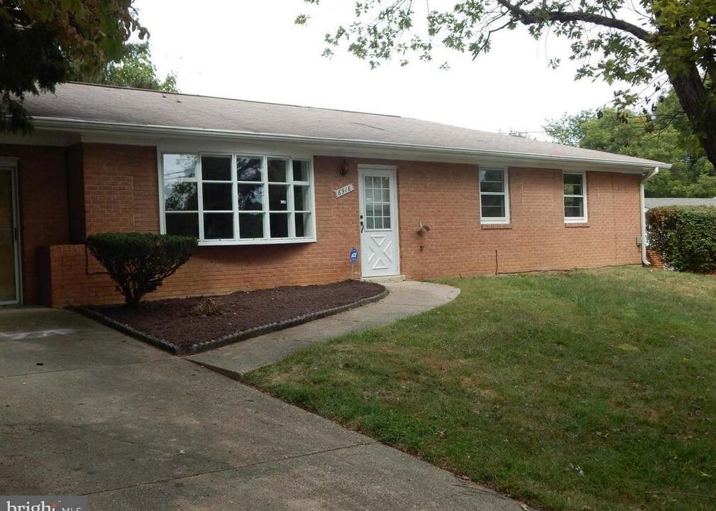 6916 Crafton Ln in Clinton, MD - Building Photo