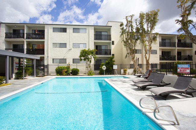 Tarzana Springs in Tarzana, CA - Building Photo - Building Photo