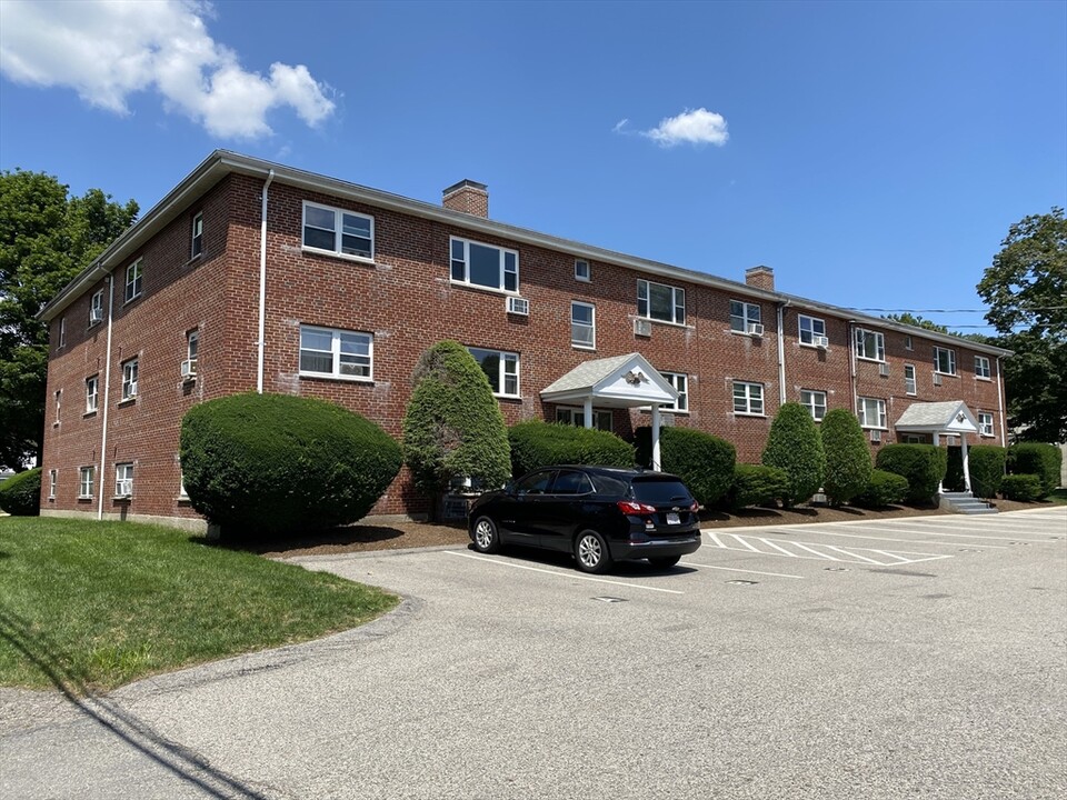 368 Elliot St in Newton, MA - Foto de edificio