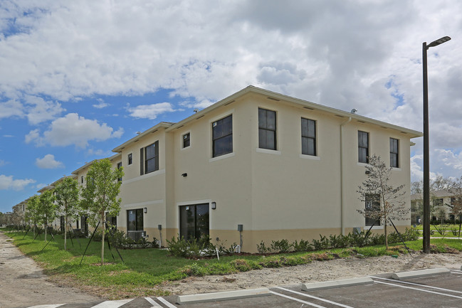 Willow Lake in Miami Gardens, FL - Building Photo - Building Photo