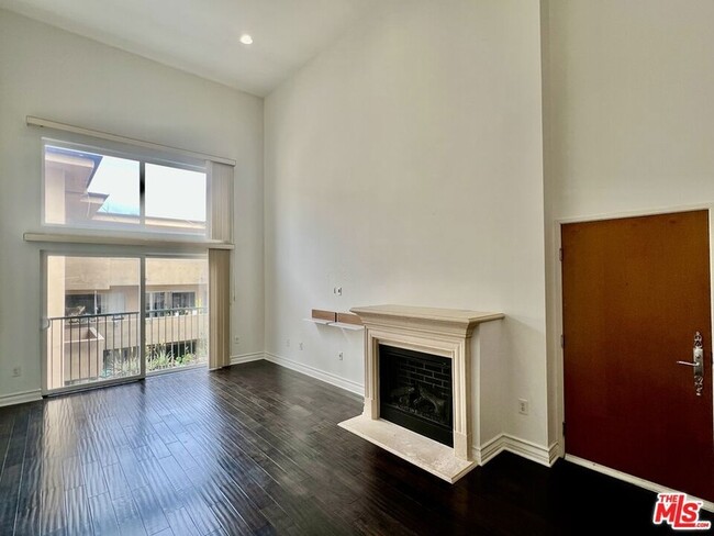 1353 N Fuller Ave, Unit PH3 in Los Angeles, CA - Foto de edificio - Building Photo