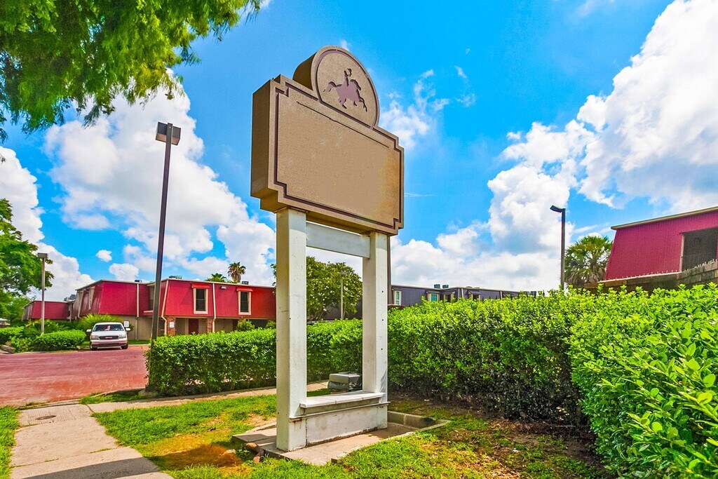 Whispering Palms Apartments in New Orleans, LA