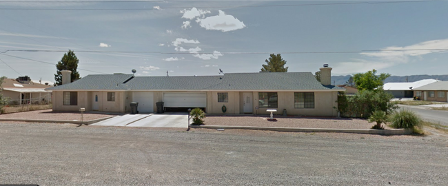 1013 E Calvada Blvd, Unit 1 in Pahrump, NV - Foto de edificio - Building Photo