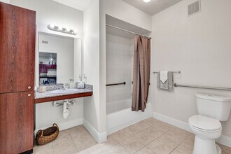 Oak Tree Manor in Houston, TX - Foto de edificio - Interior Photo