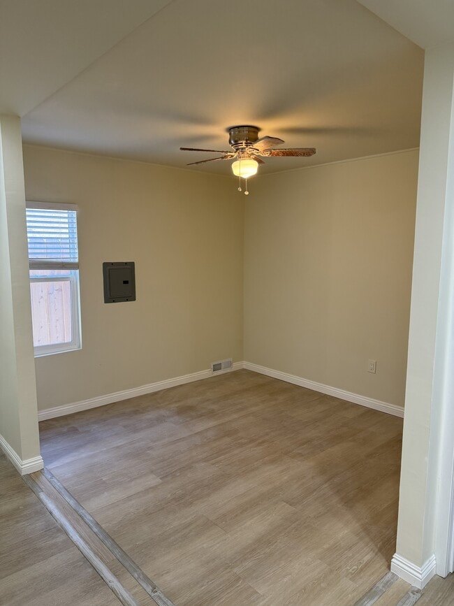 7860 Port Royale Dr, Unit 2 in San Diego, CA - Building Photo - Building Photo