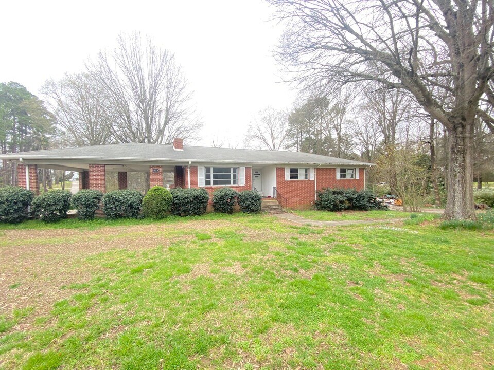 227 Parkwood Dr NW in Concord, NC - Foto de edificio