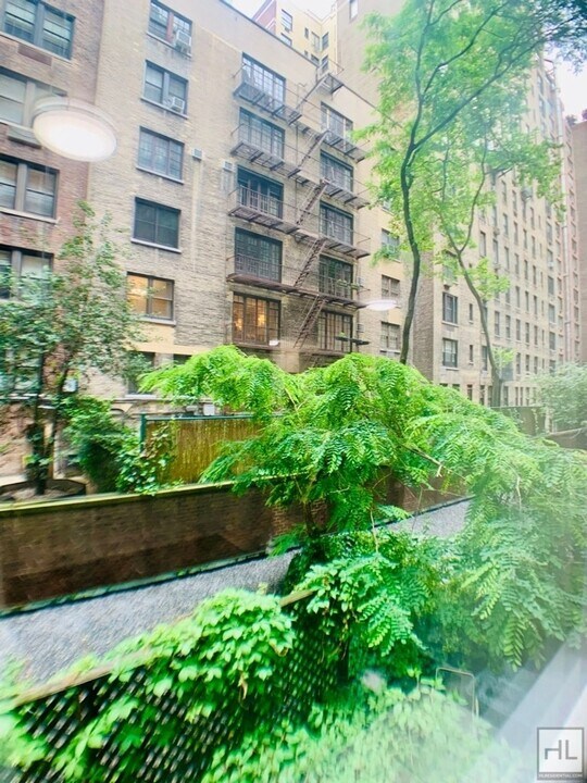EAST 56 STREET in New York, NY - Building Photo