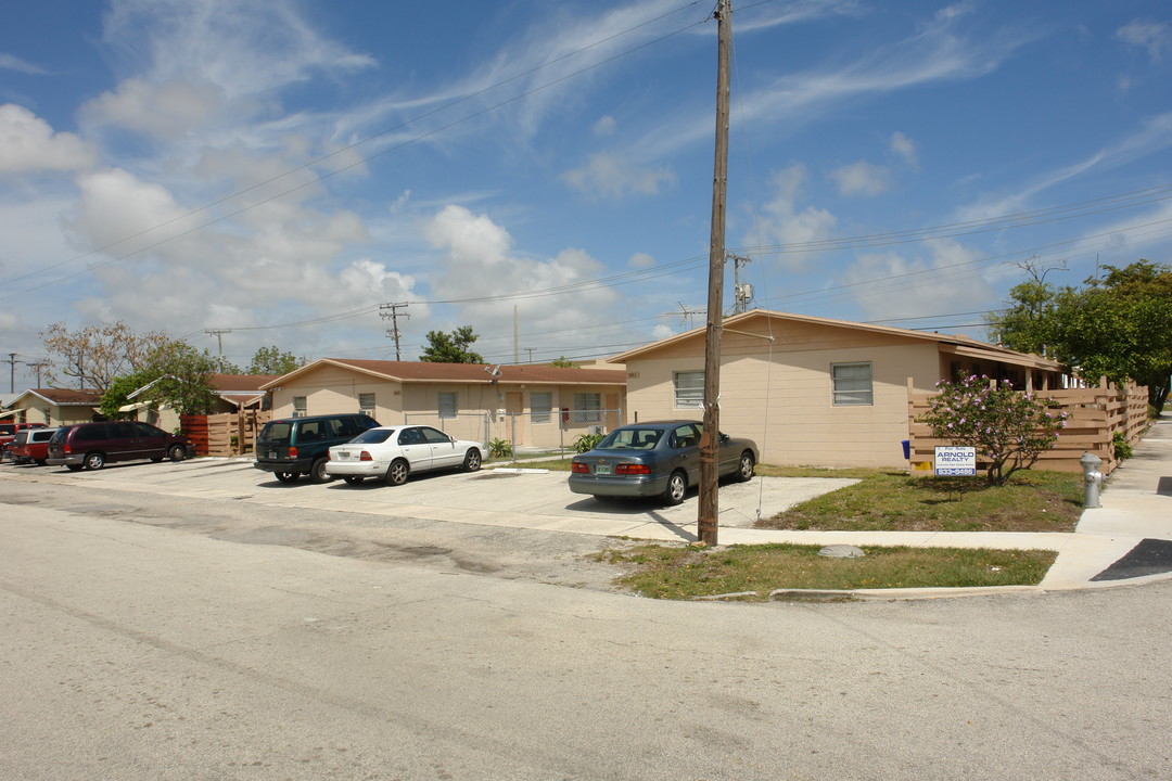 501 Mayflower Rd in West Palm Beach, FL - Building Photo