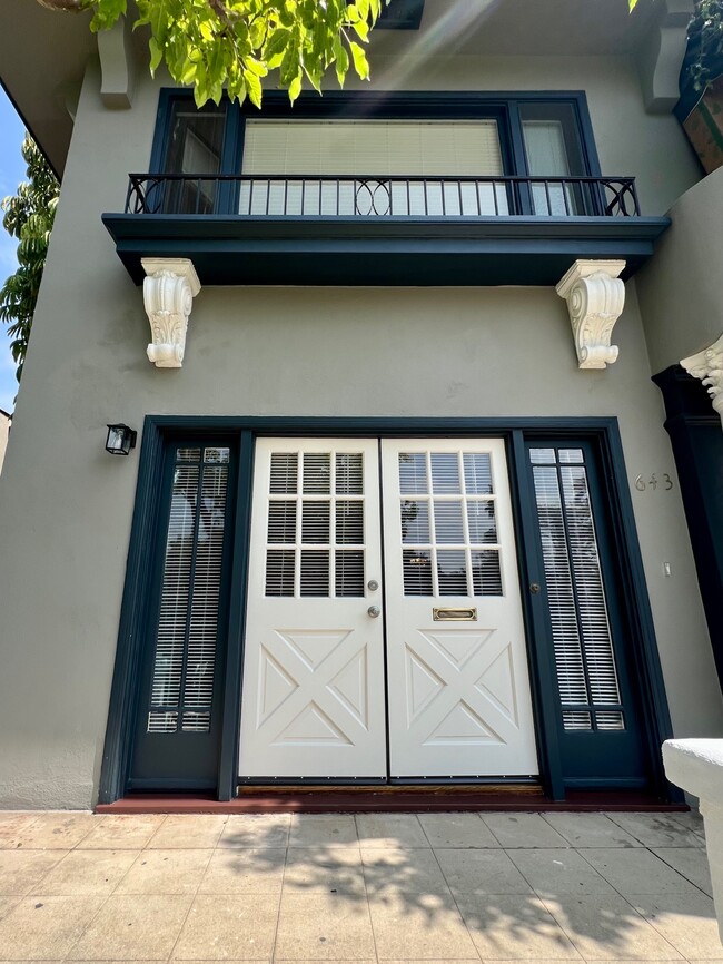 643 E California Blvd in Pasadena, CA - Foto de edificio - Building Photo