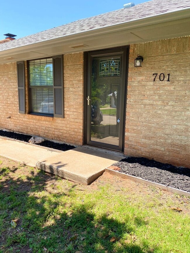 701 Scott Dr in Edmond, OK - Building Photo - Building Photo