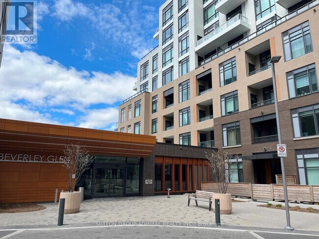 8 Beverley Glen Blvd in Vaughan, ON - Building Photo - Building Photo