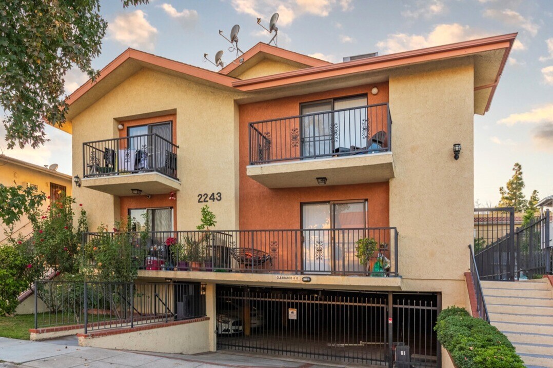 Maui Apartments in Burbank, CA - Foto de edificio