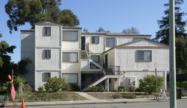 6200 Seminary Ave in Oakland, CA - Building Photo - Building Photo