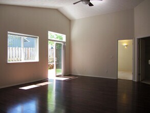 39302 Stratford St in Sandy, OR - Building Photo - Building Photo