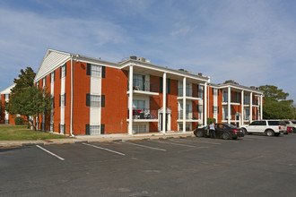 Yorktown Apartment Homes in Oklahoma City, OK - Foto de edificio - Building Photo