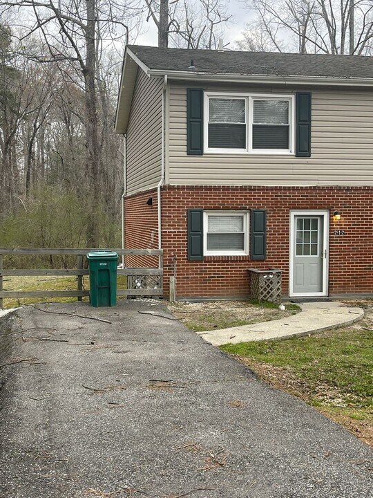 212 E Sylvan Rd in Waverly, VA - Building Photo