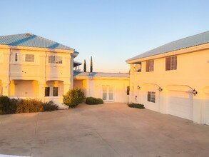 238 Lakeview Dr in Palmdale, CA - Building Photo - Building Photo