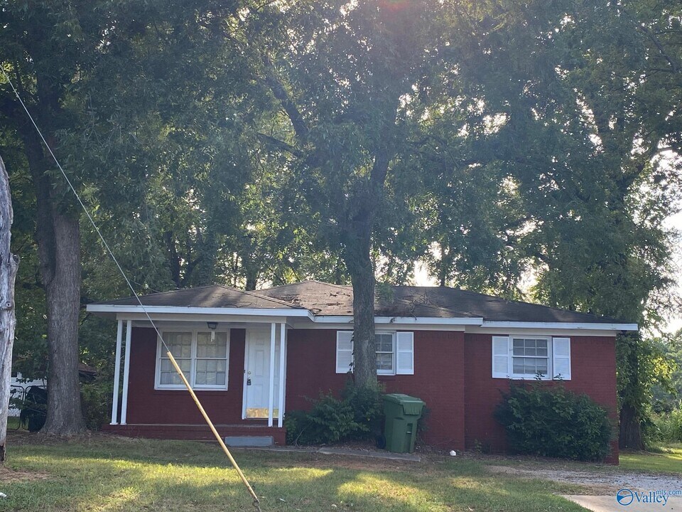 1813 Pulaski Pike NW in Huntsville, AL - Foto de edificio