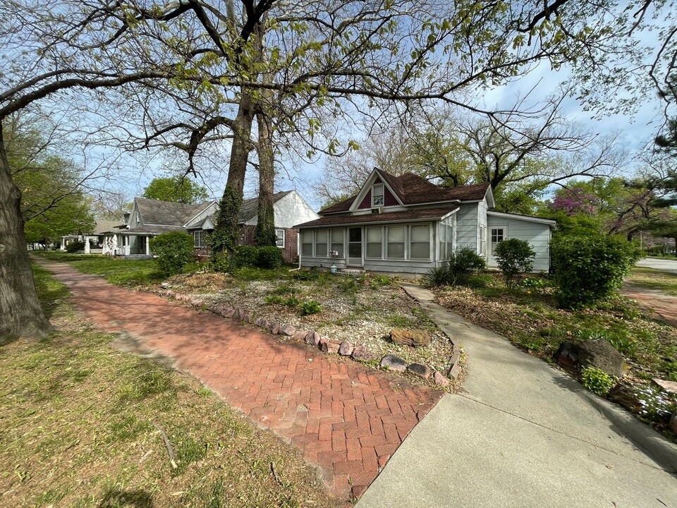 600 Bluemont Ave in Manhattan, KS - Building Photo