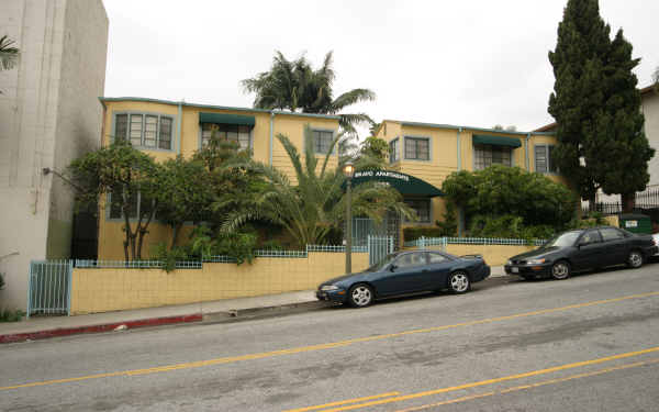 Madeline Plaza in Los Angeles, CA - Foto de edificio