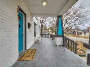 2047 E 13th St in Tulsa, OK - Foto de edificio - Building Photo