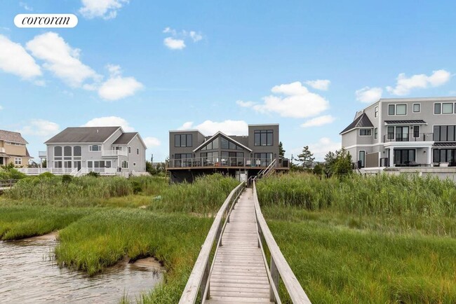 18 Cove Ln in Westhampton Beach, NY - Foto de edificio - Building Photo