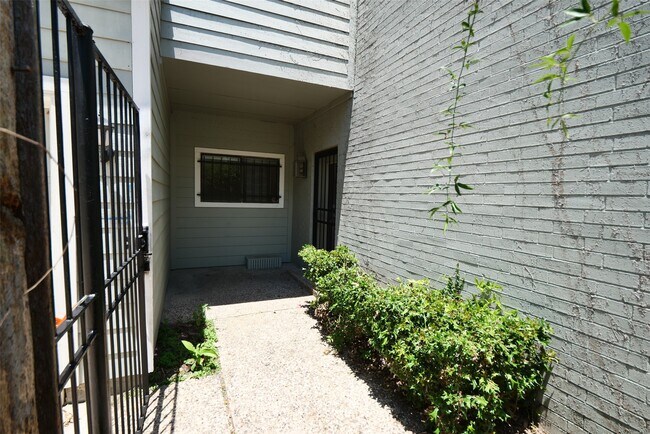 property at 9526 Val Verde St